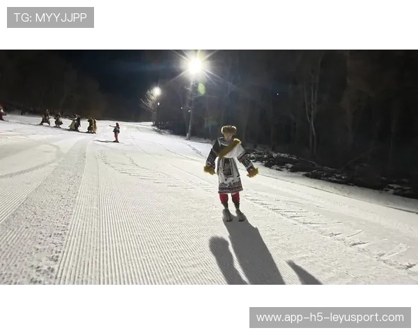 滑雪赛失控摔飞几十米！现场惊呼连连