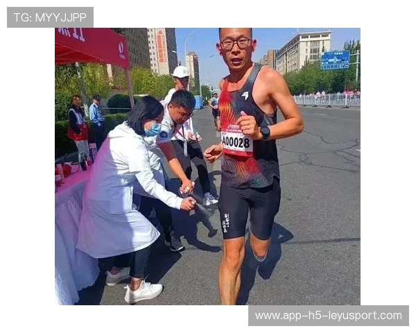 赛场“暖心一幕”：运动员为队友鼓劲助威瞬间