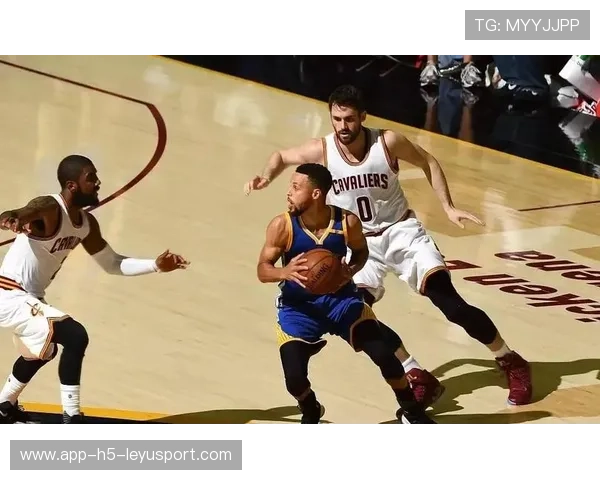 阿伦禁区内接连抢到前场篮板完成补篮，内线之王的崛起